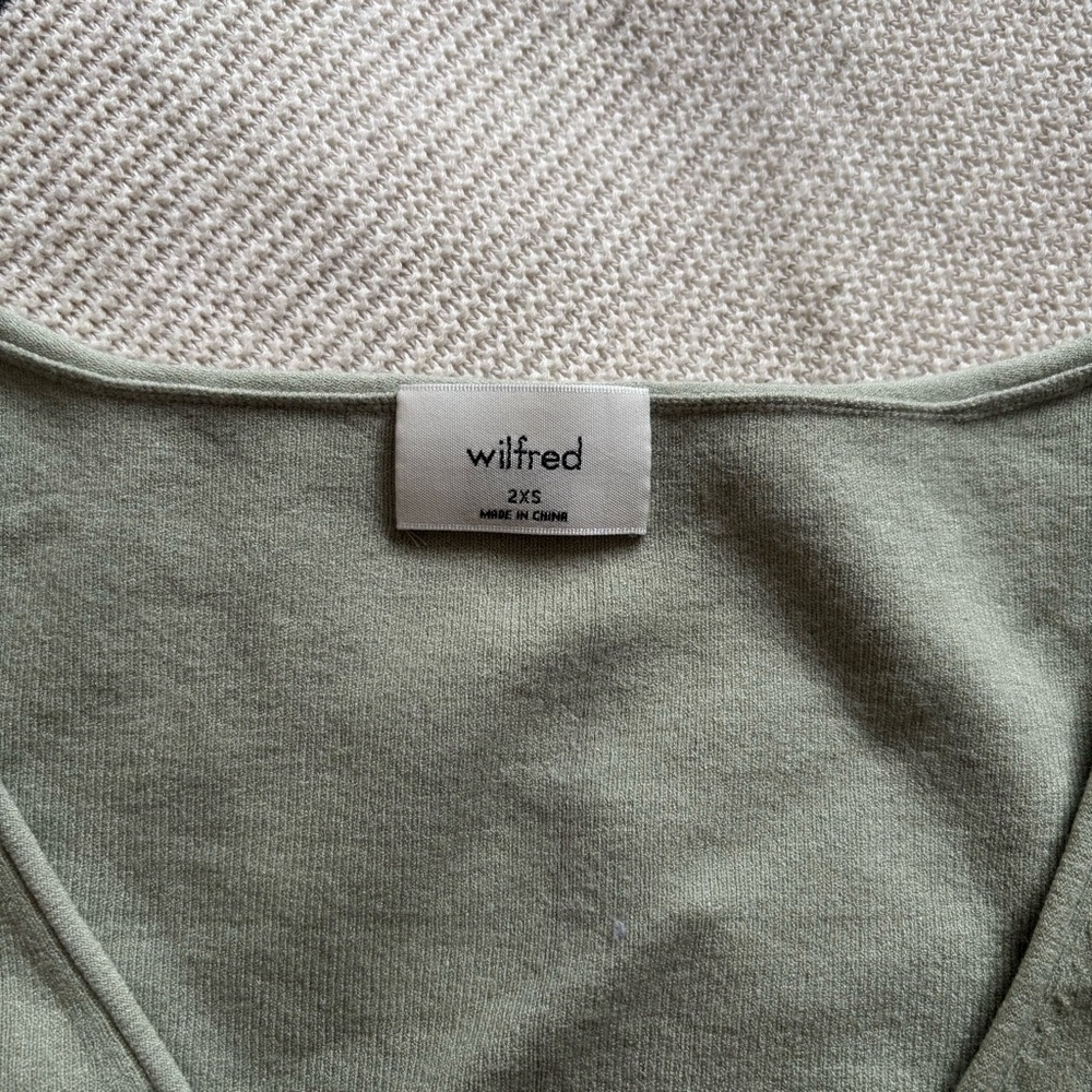 ❤️SOLD❤️ Aritzia cropped cardigan - Picture 2 of 3